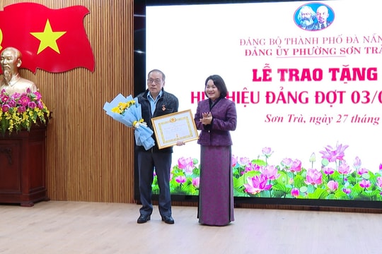 Phường Sơn Trà trao tặng Huy hiệu Đảng cho 38 đảng viên