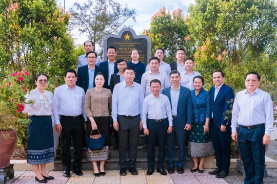 Đoàn đại biểu lãnh đạo Thủ đô Viêng Chăn (Lào) thăm Di tích Kháng chiến Hạ Lào