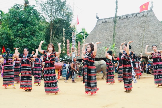 Khánh thành nhà sinh hoạt cộng đồng Cơ Tu tại xã Sông Kôn