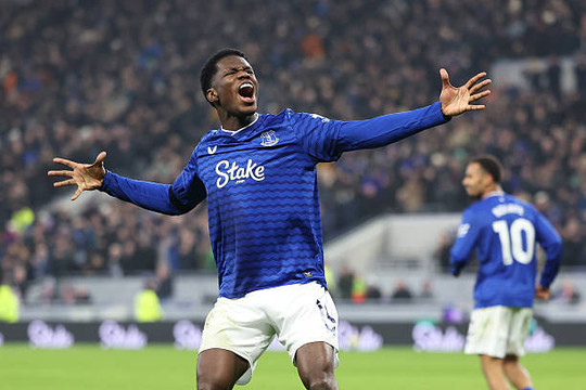 Thierno Barry tỏa sáng giúp Everton cầm chân Leeds United tại vòng 23 Ngoại hạng Anh