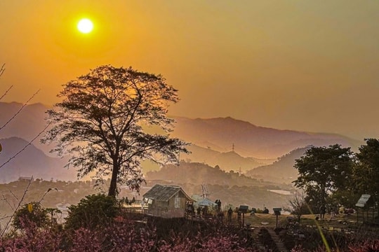 Mộc Châu: Trải nghiệm săn mây và ngắm hoàng hôn trên đỉnh Mu Náu cao nhất cao nguyên
