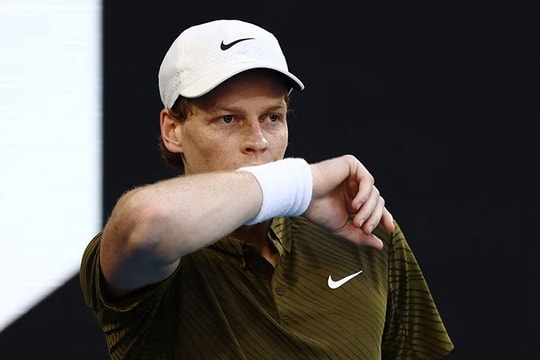 Tranh cãi Australian Open: Sinner và Alcaraz bị buộc tháo thiết bị công nghệ