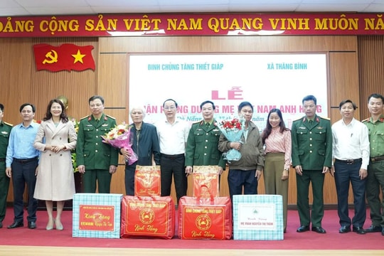 Binh chủng Tăng thiết giáp phụng dưỡng 2 Bà mẹ Việt Nam anh hùng tại xã Thăng Bình