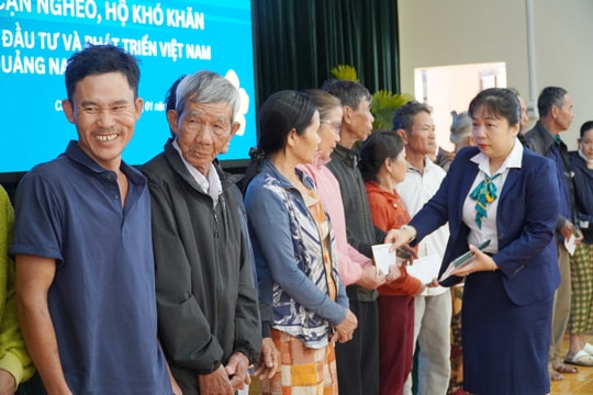Trao 100 suất quà đến hộ nghèo, cận nghèo xã Chiên Đàn