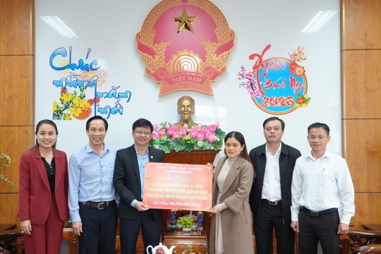 Phường Quảng Phú hỗ trợ người dân khó khăn xã Trà My 30 triệu đồng