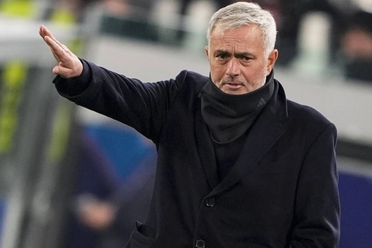 Lượt cuối Champions League: Mourinho đối diện trát sa thải, PSG quyết đấu Newcastle tranh Top 8