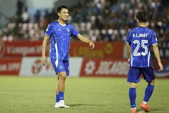 Mạc Hồng Quân tái xuất V-League: Kinh nghiệm và hy vọng cho Becamex TP.HCM