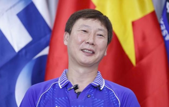 HLV Kim Sang-sik thống trị Đông Nam Á, vượt mặt Shin Tae-yong trên truyền thông Hàn