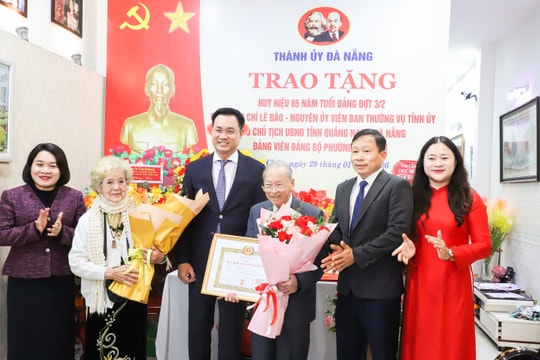 Trao tặng Huy hiệu 85 năm tuổi Đảng cho đồng chí Lê Đào, nguyên lãnh đạo tỉnh Quảng Nam - Đà Nẵng