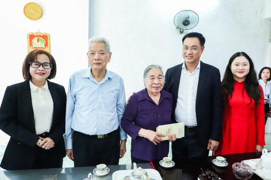 Bí thư Thành ủy Lê Ngọc Quang thăm, chúc Tết các gia đình chính sách, người có công cách mạng