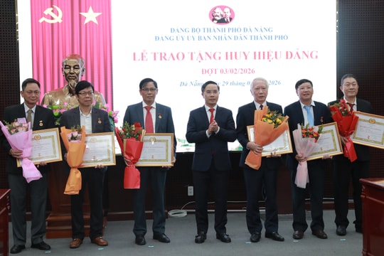 Đà Nẵng trao Huy hiệu Đảng cho các đảng viên và tuyên dương, khen thưởng các tổ chức cơ sở đảng, mô hình dân vận khéo