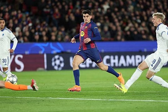 Barcelona vào vòng 16 đội Champions League: Hồi chuông báo động từ thói quen ngủ quên