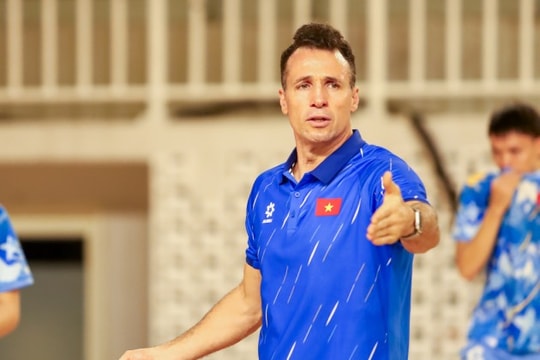 HLV Giustozzi phản đối tấm thẻ đỏ của Ngọc Linh trong trận thắng 2-0 trước Lebanon