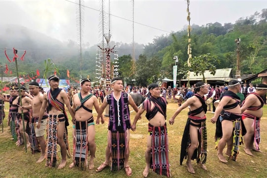 Độc đáo lễ hội Pơr'ngoóch Cơ Tu xã Avương