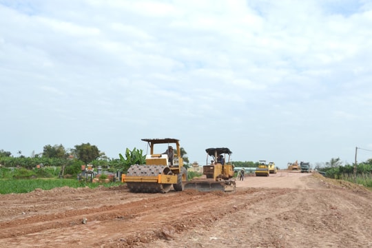 Đắp đường dẫn cầu Văn Ly để lưu thông tạm dịp Tết
