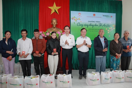 Nhiều suất quà Tết đến với gia đình chính sách, hộ nghèo, hộ khó khăn trước thềm năm mới