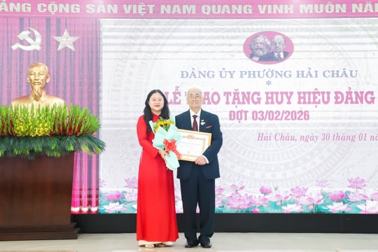 Các địa phương trao Huy hiệu Đảng đợt 3/2 cho đảng viên