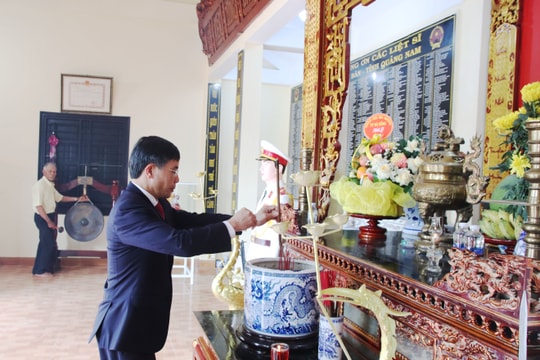 Lãnh đạo thành phố Đà Nẵng dâng hương đền liệt sĩ Tiểu đoàn 76 - Hải Đà tại xã Gò Nổi