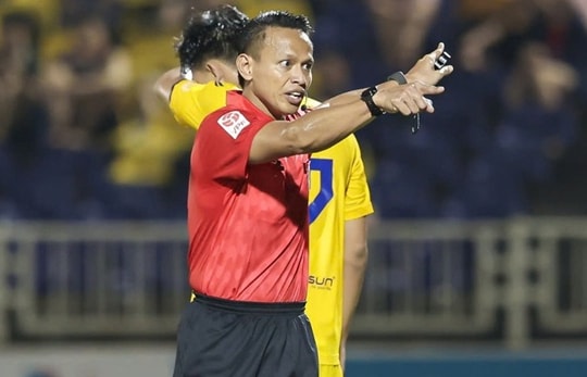 Trọng tài Malaysia điều khiển trận chung kết lượt đi V-League giữa CAHN và Ninh Bình