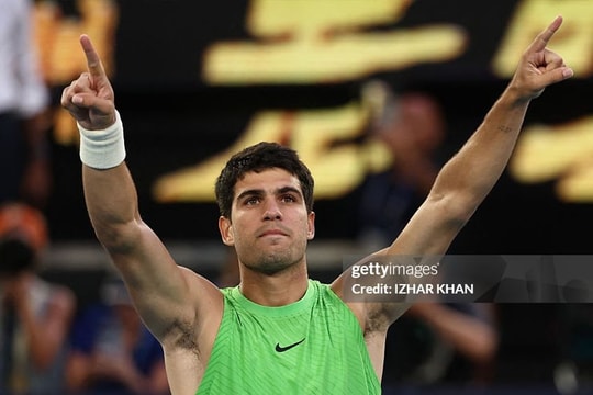 Alcaraz hạ Zverev sau 5 set kịch tính để vào chung kết Australian Open 2026