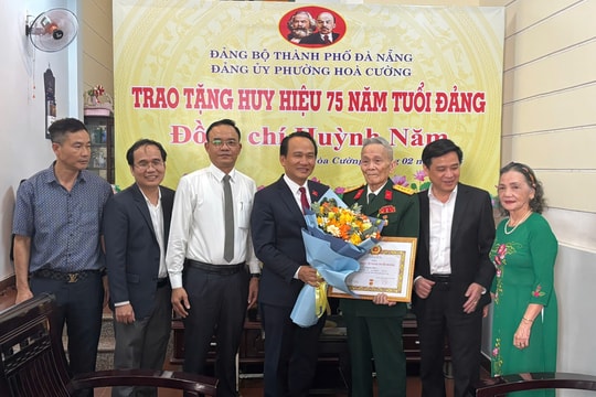 Phó Bí thư Thường trực Thành ủy Nguyễn Đình Vĩnh trao Huy hiệu 75 năm tuổi Đảng cho đảng viên Huỳnh Năm