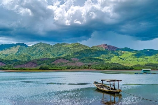 Làng quê - những mảnh vụn ký ức đã đúc thành nguyên khối
