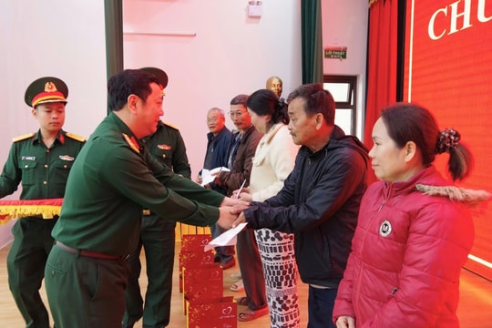 Trao quà Tết cho người dân các phường Ngũ Hành Sơn và Hòa Xuân
