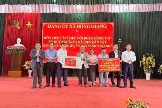 Hai xã Duy Nghĩa và Điện Bàn Tây tặng quà Tết xã kết nghĩa Đông Giang
