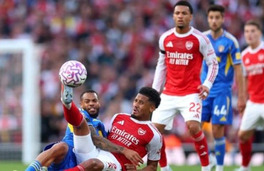 Arsenal đối đầu Leeds United: Cạm bẫy bóng chết đe dọa ngôi đầu của Pháo thủ