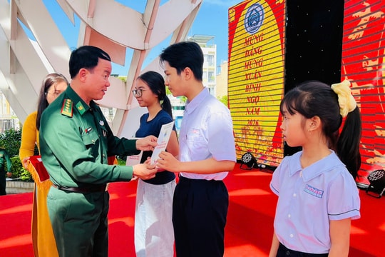 Ấm áp chương trình “Xuân biên phòng ấm lòng dân bản”