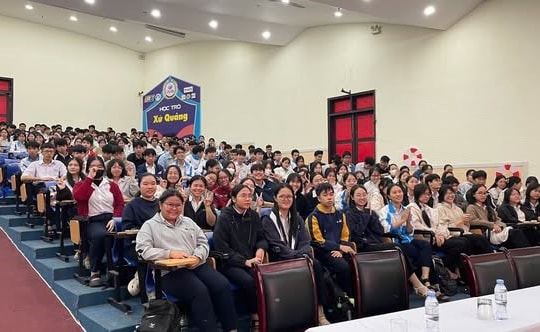 Lệch chuẩn của học sinh trên mạng xã hội: Khi “like” và “share” làm mờ ranh giới đúng - sai