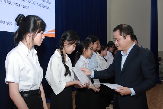 Trao 150 suất học bổng cho học sinh có hoàn cảnh khó khăn tại Đà Nẵng