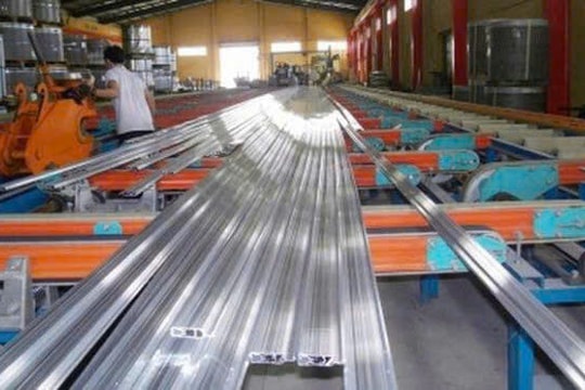 Giá thép hôm nay 1/2: Sàn quốc tế quay đầu giảm, thị trường nội địa đi ngang trước Tết