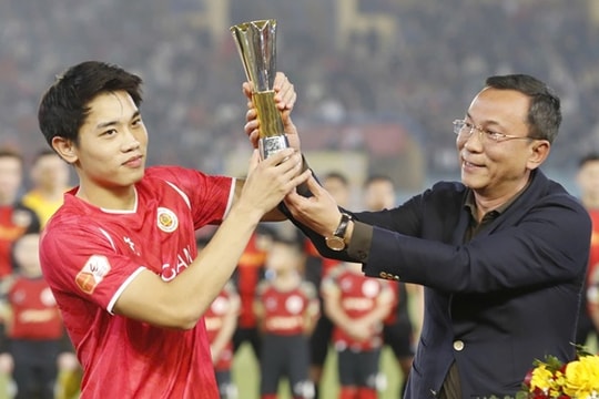 Nguyễn Đình Bắc nhận danh hiệu Vua phá lưới U23 châu Á 2026 tại sân Hàng Đẫy
