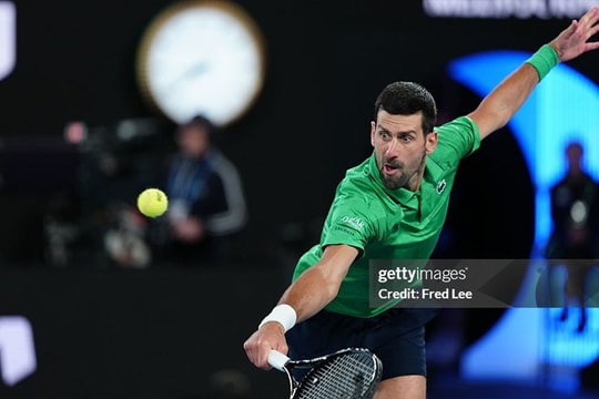 Carlos Alcaraz lội ngược dòng hạ gục Djokovic để lần đầu vô địch Australian Open 2026