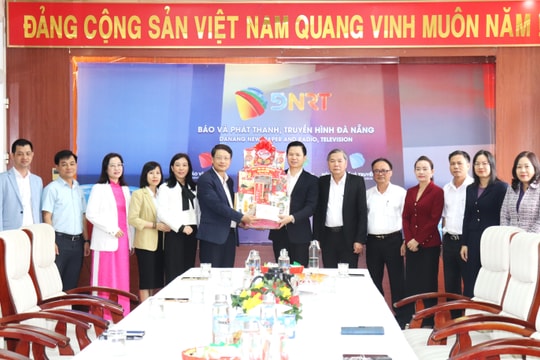 Phó Bí thư Thành ủy Ngô Xuân Thắng thăm, chúc Tết các đơn vị, gia đình người có công