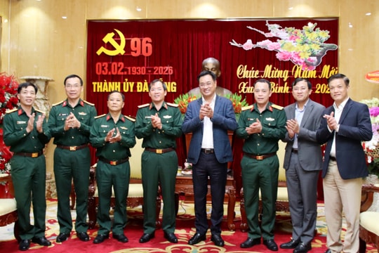 Lãnh đạo Quân khu 5 thăm, chúc Tết Thành ủy Đà Nẵng