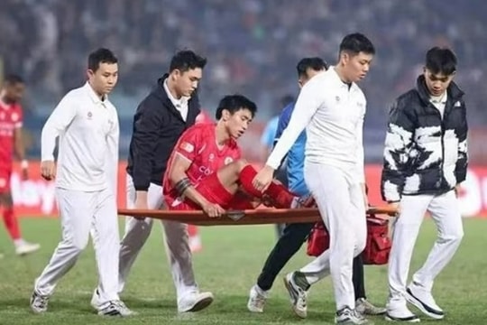 V-League kịch tính: Đoàn Văn Hậu chấn thương ngày tái xuất, HLV Ninh Bình phản ứng trọng tài Malaysia