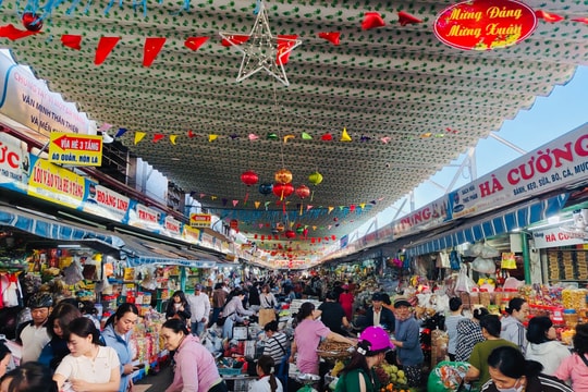 Chợ truyền thống nhộn nhịp mua bán