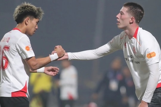 HLV Kim Sang Sik nhận 'quà lớn' từ dàn cầu thủ Việt kiều tại vòng 12 V-League