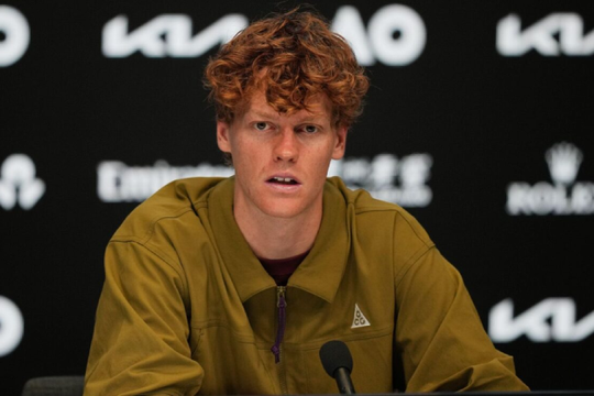Jannik Sinner và con số 0-8 ám ảnh: Tại sao Mike Tyson của tennis lép vế trước Djokovic?