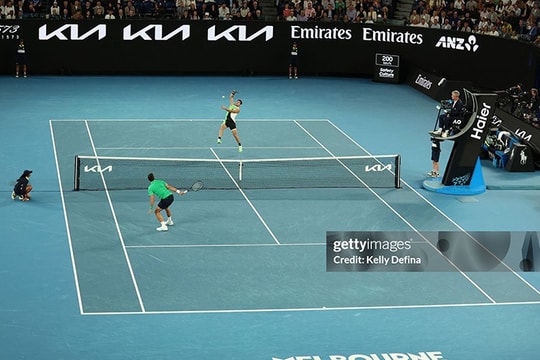 Djokovic và Alcaraz tạo siêu phẩm tại Australian Open 2026, Nadal vỗ tay tán thưởng