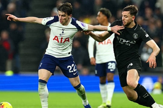Siêu phẩm bọ cạp của Dominic Solanke giúp Tottenham cầm hòa Man City 2-2