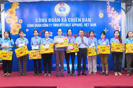 Trao tặng 160 suất quà Tết cho đoàn viên công đoàn, người lao động