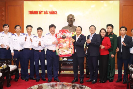 Phó Bí thư Thường trực Thành ủy Nguyễn Đình Vĩnh tiếp đoàn công tác Vùng Cảnh sát biển 2