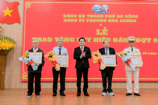 Các đơn vị, địa phương trao Huy hiệu Đảng đợt 3/2