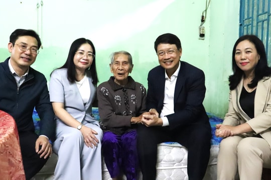 Lãnh đạo thành phố thăm, chúc Tết các gia đình chính sách