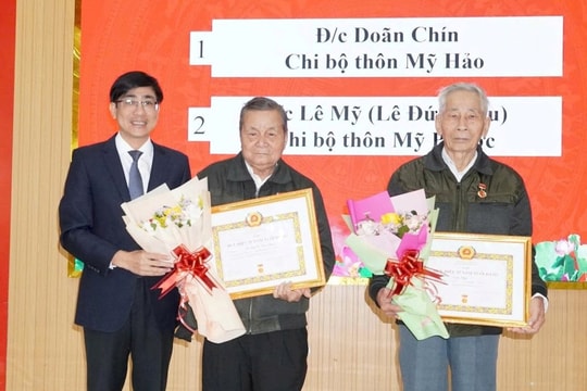 Nhiều địa phương trao Huy hiệu Đảng đợt 3/2 cho đảng viên