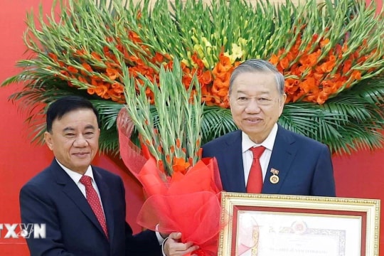Trao Huy hiệu 45 năm tuổi Đảng tặng Tổng Bí thư Tô Lâm