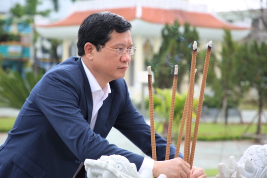 Phó Chủ tịch Thường trực HĐND thành phố Trần Phước Sơn viếng Nghĩa trang liệt sĩ Tam Kỳ